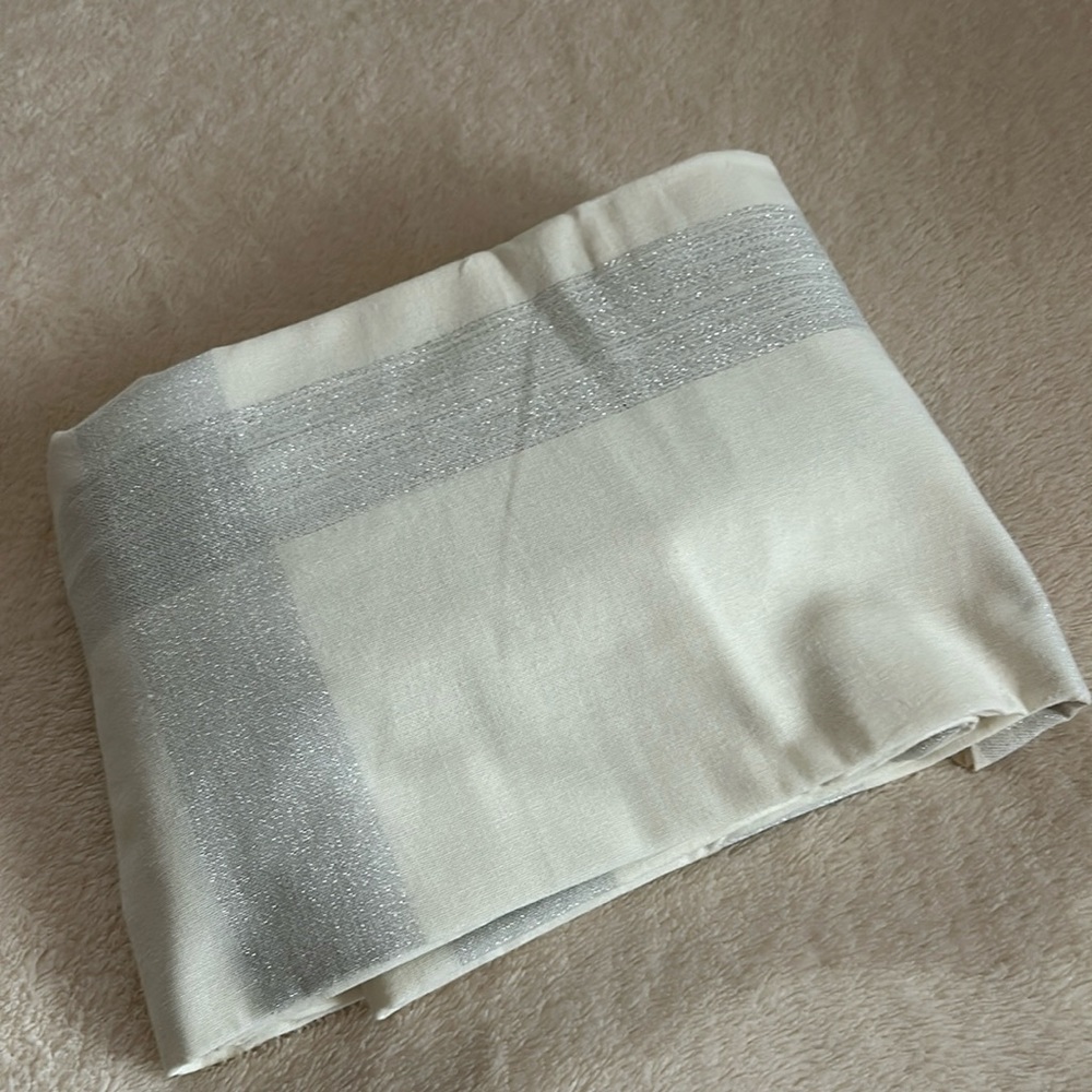 Shimmering Oval Tablecloth